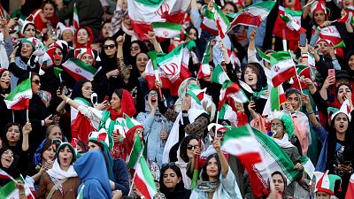 شاهد: إيرانيات في مدرجات ملعب كرة القدم بعد 40 عاما من الغياب 
