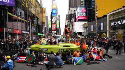 Klímatüntetés a New York-i Times Square-en