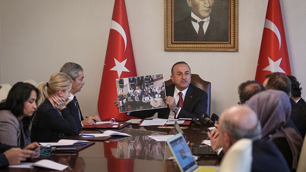 Dışişleri Bakanı Mevlüt Çavuşoğlu, yabancı haber ajanslarının temsilcilerinin gündeme ilişkin sorularını yanıtladı. Dışişleri Bakanı Mevlüt Çavuşoğlu, yabancı haber ajanslarının temsilcilerinin gündeme ilişkin sorularını yanıtladı.