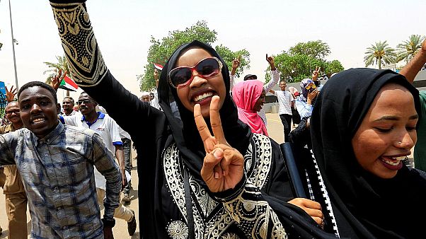 كانت النساء السودانيات في الصف الأول خلال الاحتجاجات ضد حكم البشير والمجلس العسكري الانتقالي كانت النساء السودانيات في الصف الأول خلال الاحتجاجات ضد حكم البشير والمجلس العسكري الانتقالي