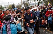 Ekvador'da kemer sıkma politikalarını protesto eden yerliler 8 polisi rehin aldı