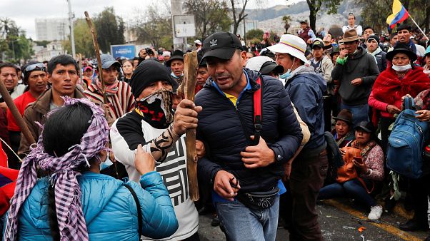 Ekvador'da kemer sıkma politikalarını protesto eden yerliler 8 polisi rehin aldı Ekvador'da kemer sıkma politikalarını protesto eden yerliler 8 polisi rehin aldı