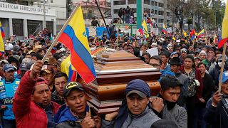 Policías obligados a portar el ataúd de un indígena muerto en las protestas de Ecuador