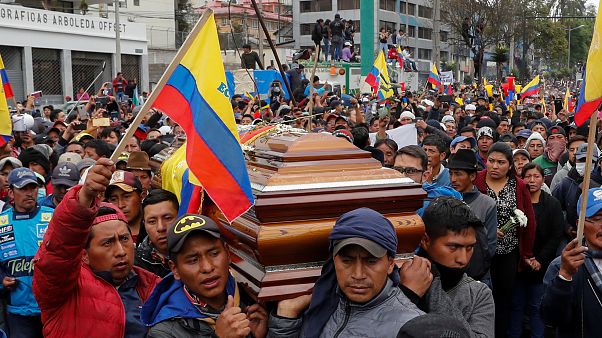 Policías obligados a portar el ataúd de un indígena muerto en las protestas de Ecuador Policías obligados a portar el ataúd de un indígena muerto en las protestas de Ecuador