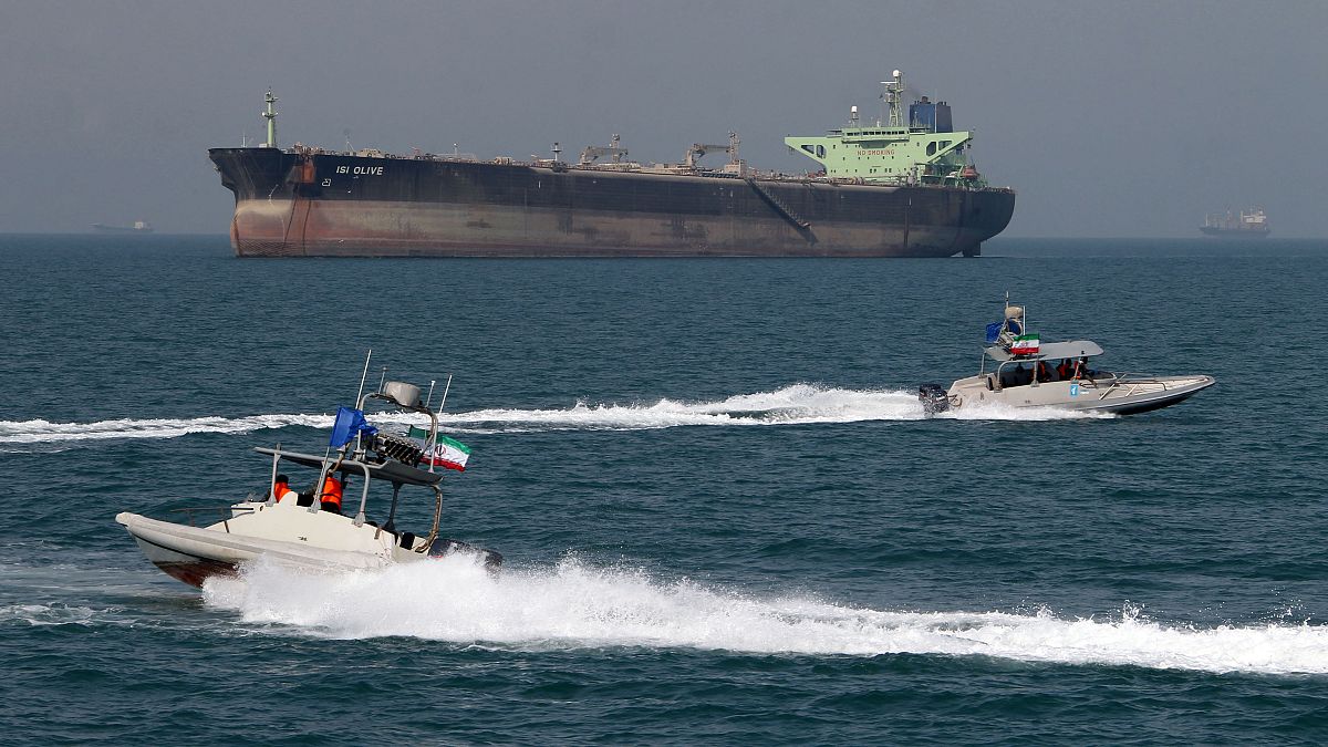 شركة النفط الإيرانية: صاروخان استهدفا ناقلة النفط "سابيتي" تسببا بتفجير ضخم قرب ميناء جدة  السعودي