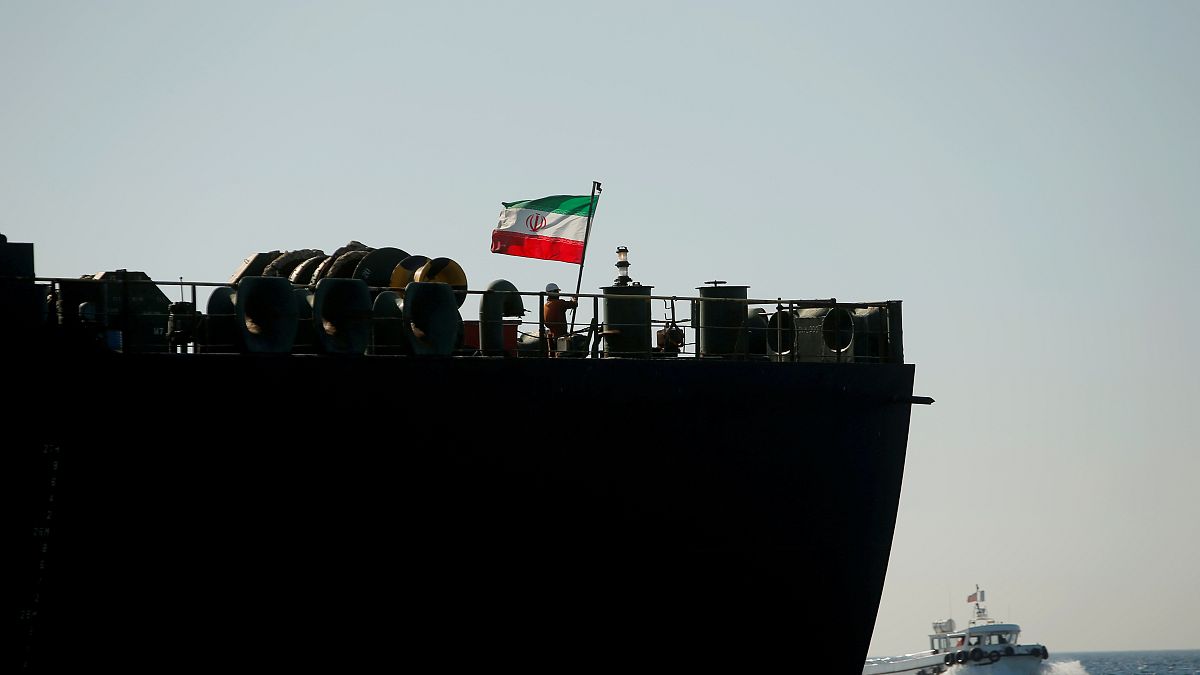 Petroleiro iraniano atingido no Mar Vermelho