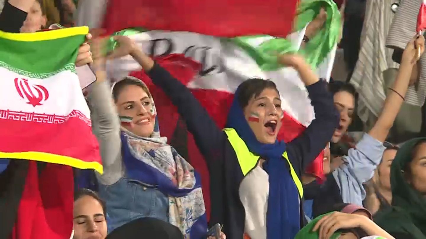 Mulheres iranianas assistem a jogo da 1ª divisão de futebol pela