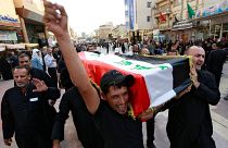 رجال عراقيون يحملون نعش أحد المتظاهرين قُتل أثناء الاحتجاجات المناهضة للحكومة، في جنازة في النجف، العراق، 7 أكتوبر / تشرين الأول 2019