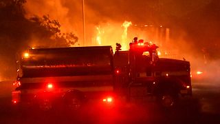 شاهد: كاليفورنيا في ظلام دامس وقطع الكهرباء عن قرابة مليون شخص لمنع اندلاع حرائق الغابات