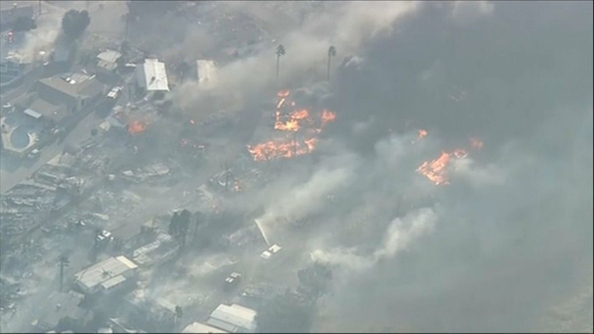 Docenas de casas arrasadas por el fuego en California