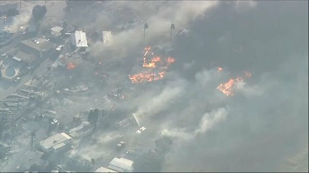 Docenas de casas arrasadas por el fuego en California Docenas de casas arrasadas por el fuego en California