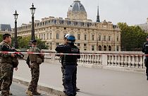 Fransa'da Emniyet Müdürlüğü saldırısı sonrası 'radikalleşme' gerekçesi ile iki polisin silahı alındı