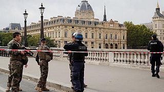 Fransa'da Emniyet Müdürlüğü saldırısı sonrası 'radikalleşme' gerekçesi ile iki polisin silahı alındı