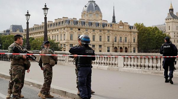 Fransa'da Emniyet Müdürlüğü saldırısı sonrası 'radikalleşme' gerekçesi ile iki polisin silahı alındı Fransa'da Emniyet Müdürlüğü saldırısı sonrası 'radikalleşme' gerekçesi ile iki polisin silahı alındı