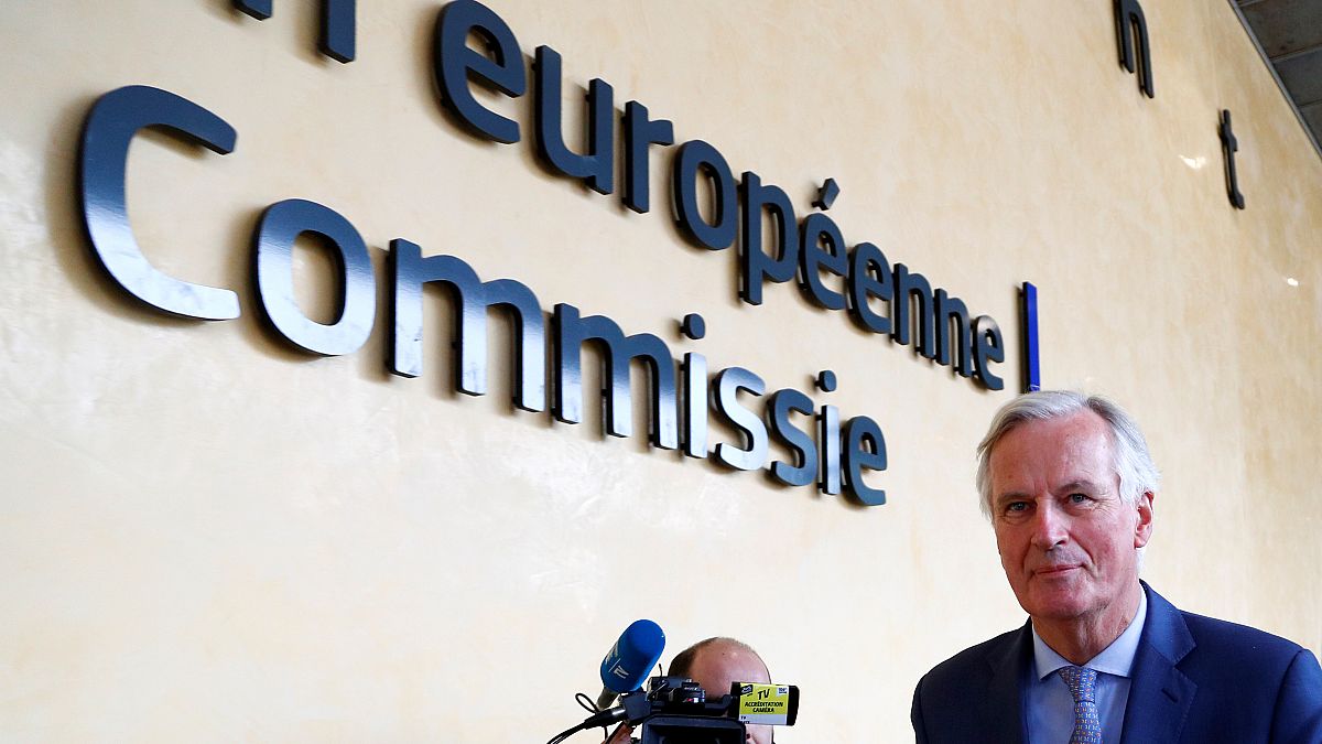 كبير المفاوضين الأوروبيين ميشيل بارنييه أمام مقر المفوضية الأوروبية في بروكسل 