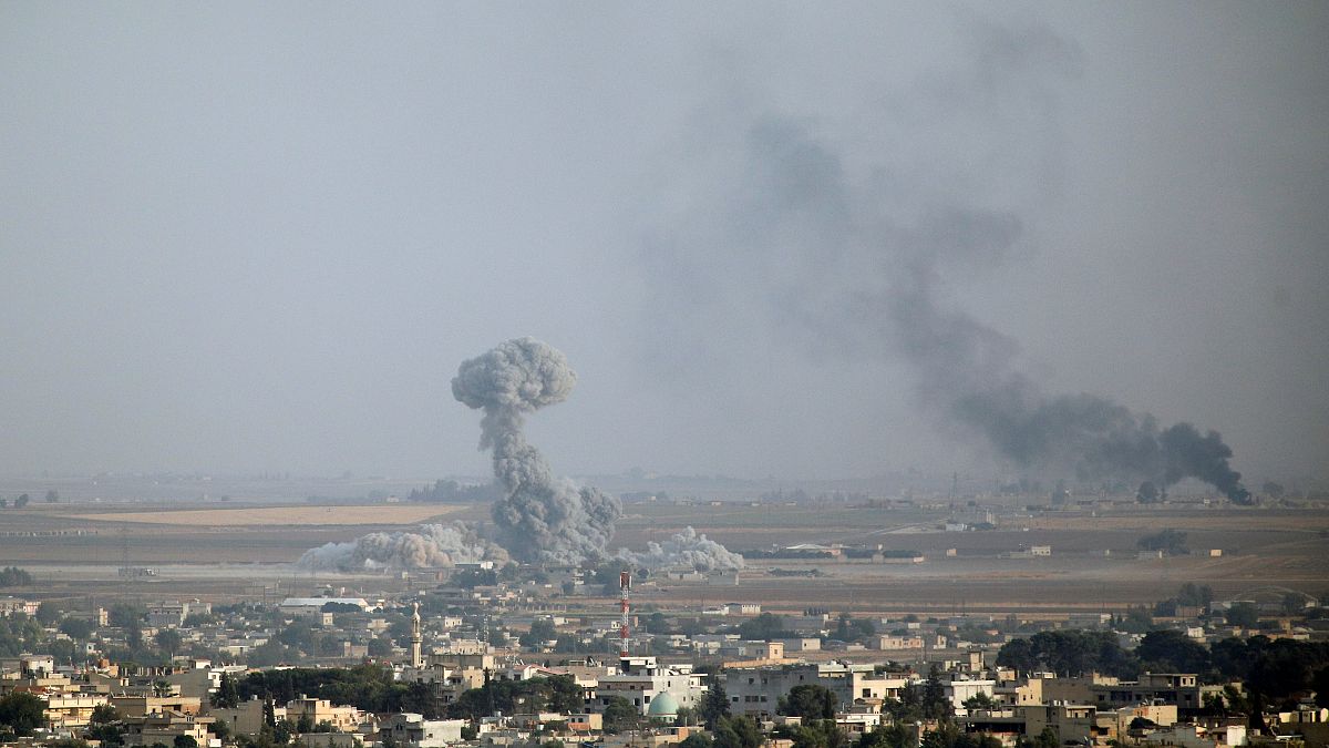 دخان جراء القصف ينبعث من بلدة رأس العين السورية.