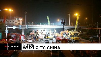 شاهد: كاميرا توثق لحظة انهيار جسر في شرق الصين على السيارات 