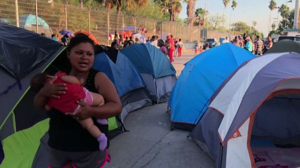 Miles de menores atrapados en la frontera con México Miles de menores atrapados en la frontera con México