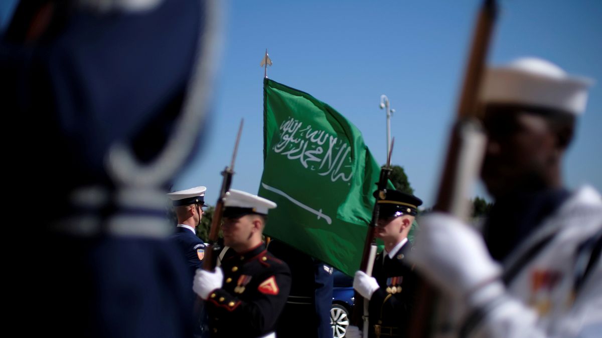 Suudi Arabistan bayrağı ve ABD askerleri