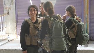 مقاتلات من وحدات حماية الشعب الكردية في رأس العين