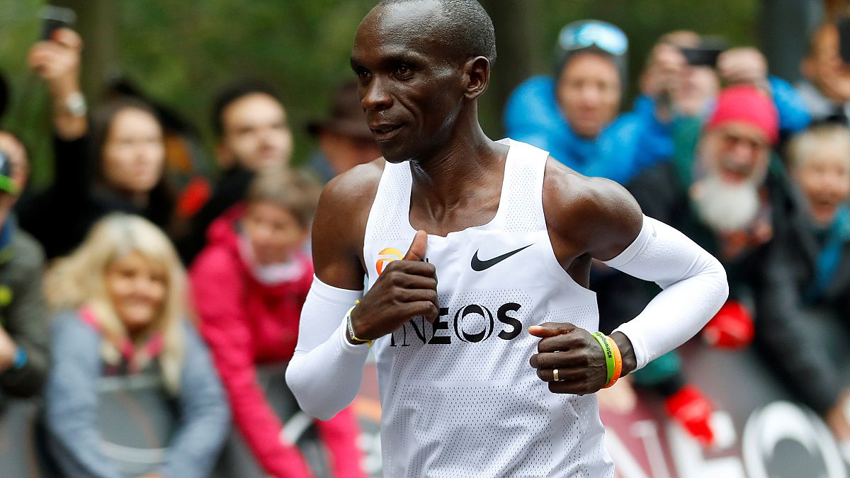 Marathon : Eliud Kipchoge passe sous la barre des deux heures, un record !