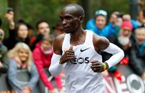Kenyalı atlet Kipchoge, maratonu iki saat barajının altında tamamlayan ilk sporcu oldu