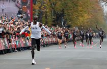Kipchoge completa maratona em menos de duas horas!