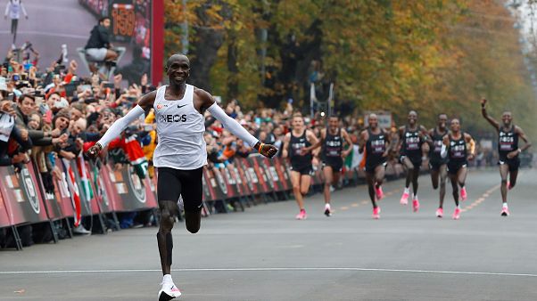 Kipchoge completa maratona em menos de duas horas! Kipchoge completa maratona em menos de duas horas!