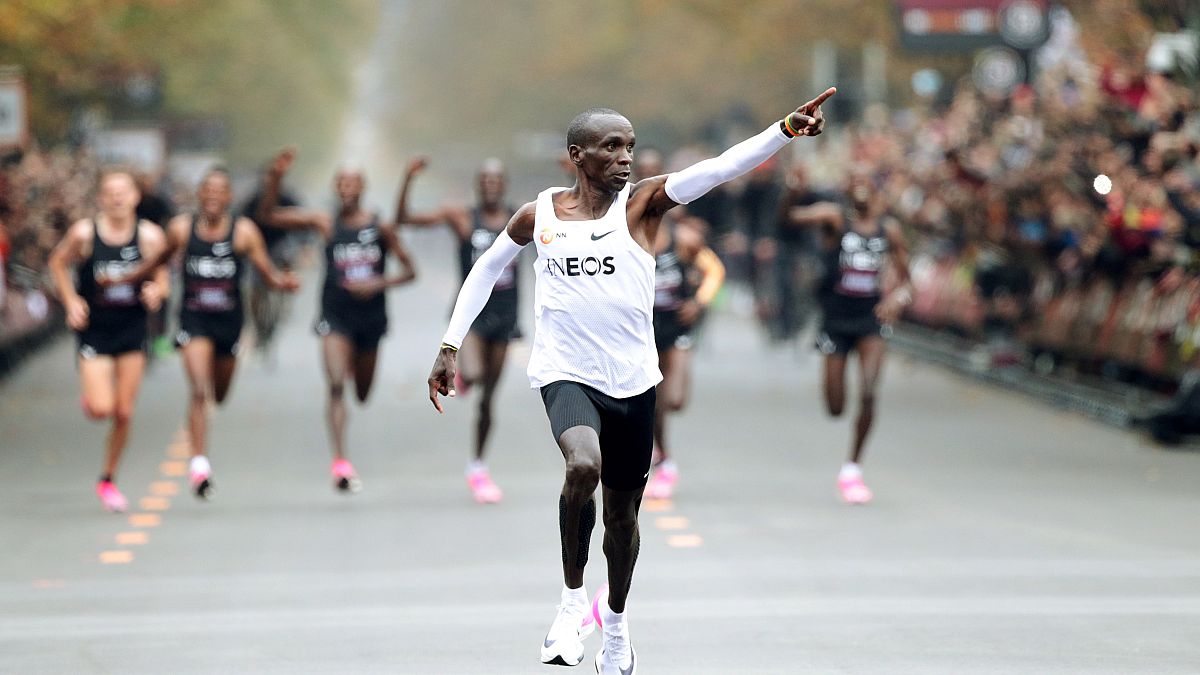العداء الكيني كيبتشوجي يحقق انجازا تاريخيا بعد أن أصبح أول متسابق يكمل سباق الماراثون في أقل من ساعتين. 12/أكتوبر/2019