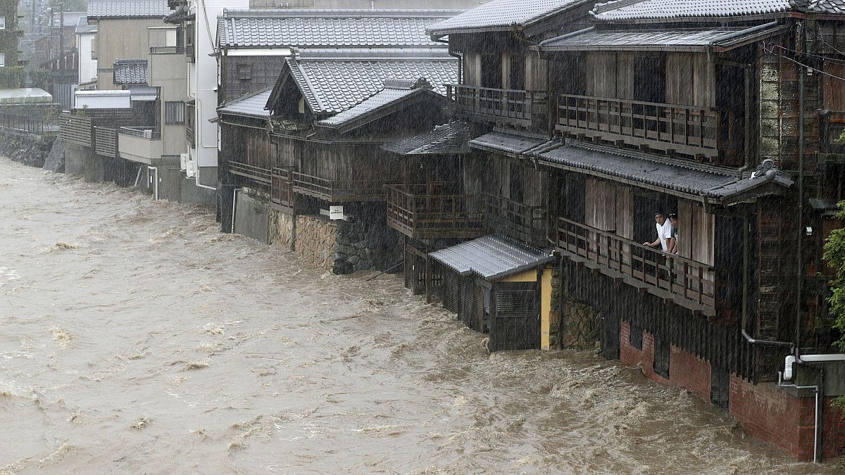 Taifun zieht über Japan