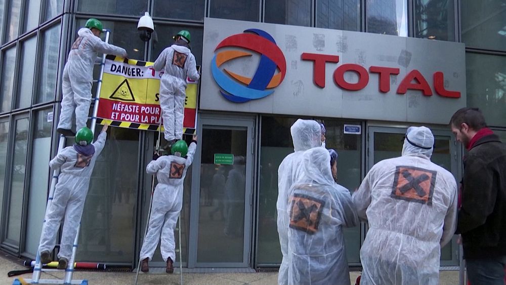Des militants d'Attac repeignent en noir le siège de Total