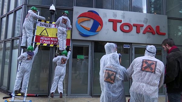 Des militants d'Attac repeignent en noir le siège de Total Des militants d'Attac repeignent en noir le siège de Total