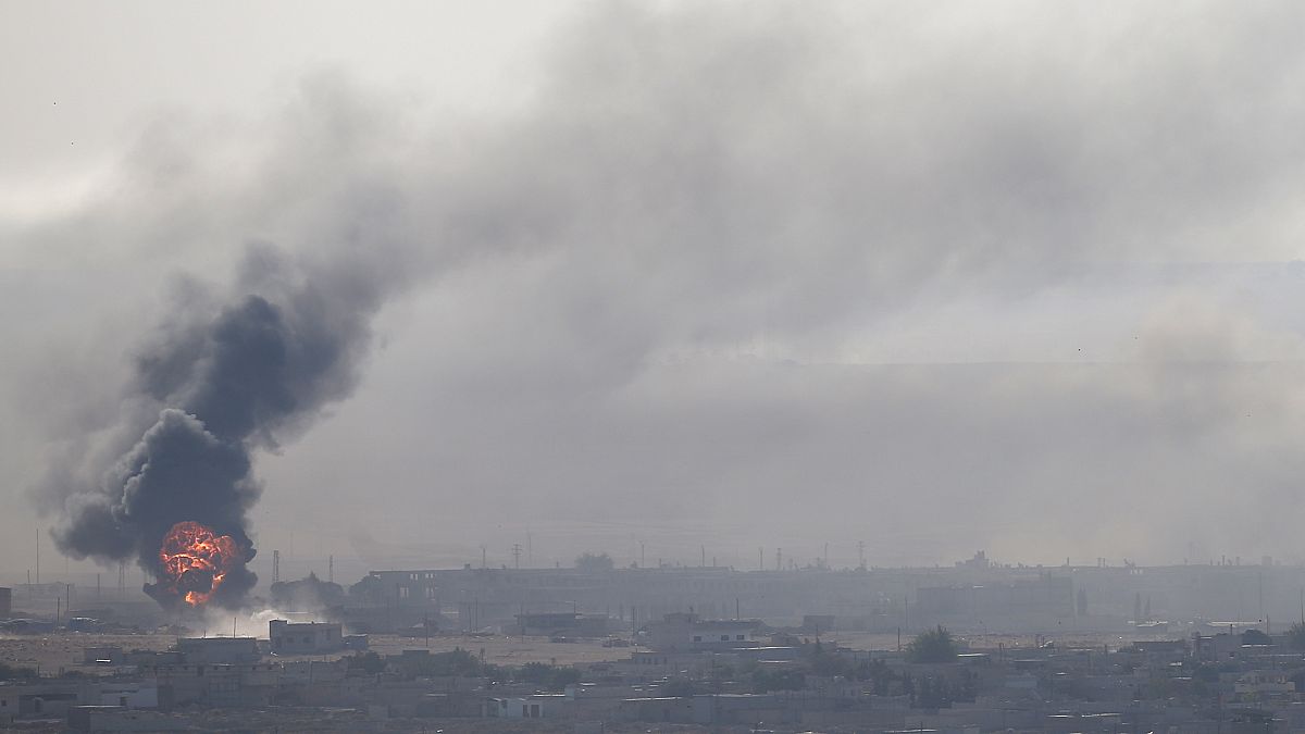 انفجار وتصاعد أعمدة الدخان في رأس العين السورية الحدودية 12 أكتوبر 2019