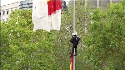 İspanya Ulusal Günü törenlerinde bayrakla iniş yapmak isteyen paraşütçü elektrik direğine takıldı