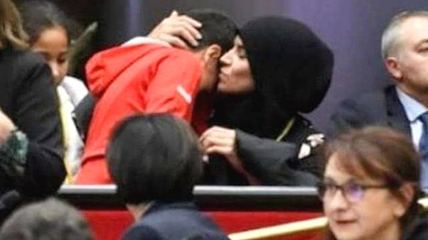 Fransa'da bölgesel meclis toplantısında başörtü tartışması: Ayrımcılığa eleştiri Fransa'da bölgesel meclis toplantısında başörtü tartışması: Ayrımcılığa eleştiri