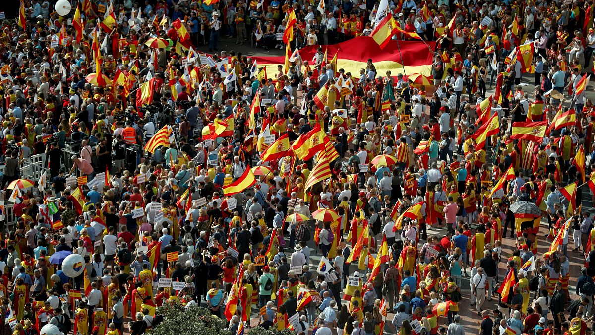 شاهد: قبيل صدور أحكام قاسية على قادة كتالونيا مسيرة ضخمة في برشلونة تؤكد على الوحدة مع إسبانيا