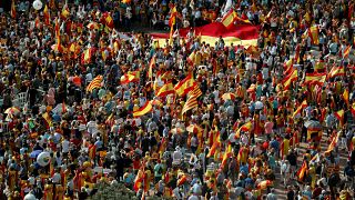 شاهد: قبيل صدور أحكام قاسية على قادة كتالونيا مسيرة ضخمة في برشلونة تؤكد على الوحدة مع إسبانيا