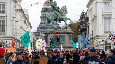 Activistas se reúnen cerca del Palacio Real durante la protesta por la Rebelión contra la Extinción en Bruselas, Bélgica, el 12 de octubre de 2019. 