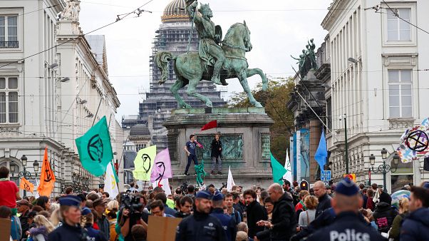 Activistas se reúnen cerca del Palacio Real durante la protesta por la Rebelión contra la Extinción en Bruselas, Bélgica, el 12 de octubre de 2019. Activistas se reúnen cerca del Palacio Real durante la protesta por la Rebelión contra la Extinción en Bruselas, Bélgica, el 12 de octubre de 2019.