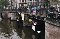Hollanda'da köprüyü kapatan 130 çevreci aktivist gözaltına alındı