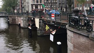 Hollanda'da köprüyü kapatan 130 çevreci aktivist gözaltına alındı