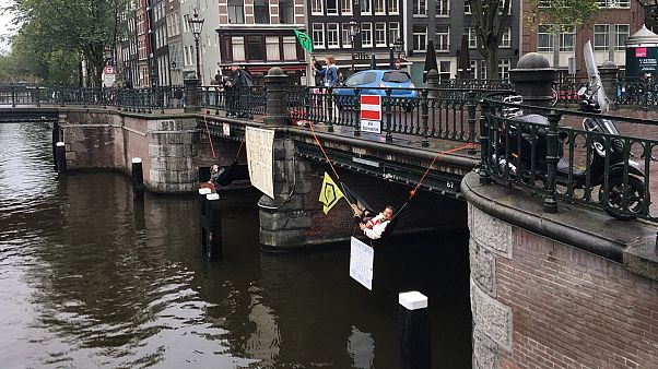 Hollanda'da köprüyü kapatan 130 çevreci aktivist gözaltına alındı Hollanda'da köprüyü kapatan 130 çevreci aktivist gözaltına alındı