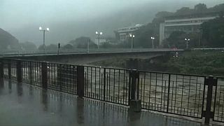 Japan: Taifun soll am Sonntag abziehen
