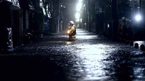 Japonya'yı vuran tayfunun bilançosu artıyor: En az 2 ölü, 90 yaralı Japonya'yı vuran tayfunun bilançosu artıyor: En az 2 ölü, 90 yaralı