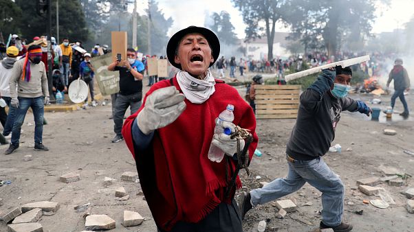 Un manifestante durante una protesta contra las medidas de austeridad del presidente Lenín Moreno, en Quito, Ecuador, el 12 de octubre de 2019. Un manifestante durante una protesta contra las medidas de austeridad del presidente Lenín Moreno, en Quito, Ecuador, el 12 de octubre de 2019.