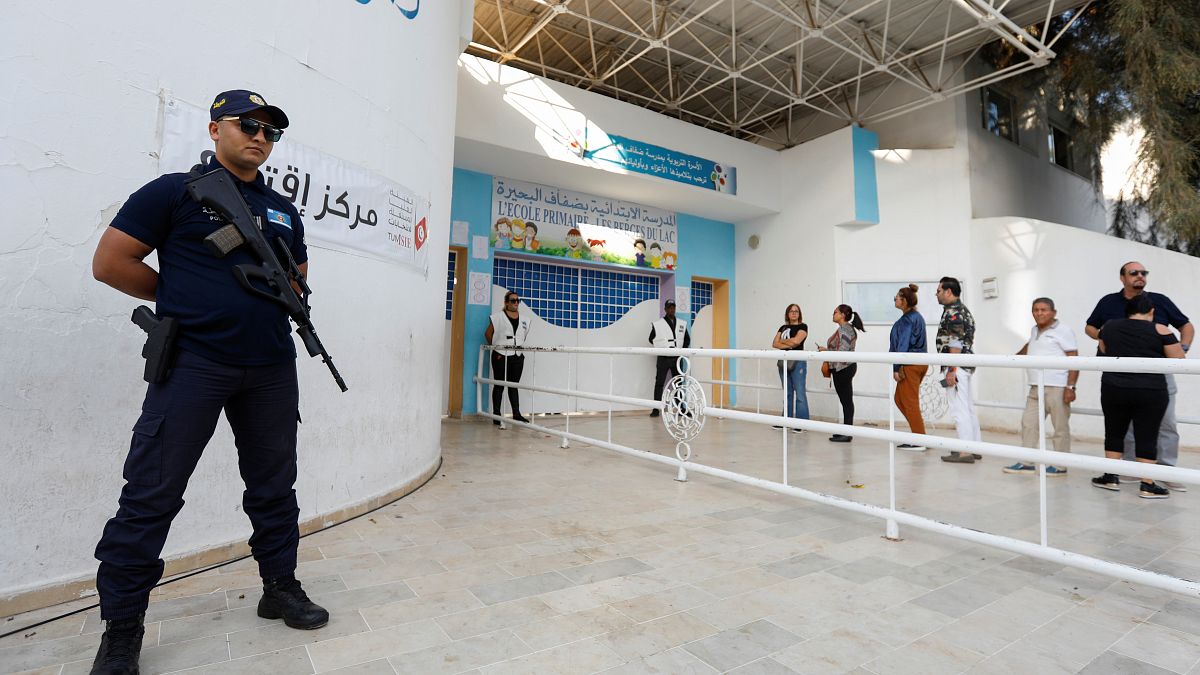 رجل أمن يحرس مركز اقتراع في تونس في الجولة الثانية من انتخابات الرئاسة بين قيس سعيد ونبيل القروي. 13/أكتوبر/2019