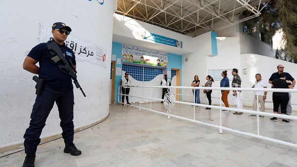 رجل أمن يحرس مركز اقتراع في تونس في الجولة الثانية من انتخابات الرئاسة بين قيس سعيد ونبيل القروي. 13/أكتوبر/2019 رجل أمن يحرس مركز اقتراع في تونس في الجولة الثانية من انتخابات الرئاسة بين قيس سعيد ونبيل القروي. 13/أكتوبر/2019