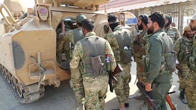 مقاتلون من الجيش السوري الحر الموالي لتركيا في أطراف بلدة رأس العين