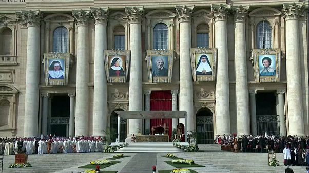 Papst Franziskus spricht fünf Menschen heilig Papst Franziskus spricht fünf Menschen heilig