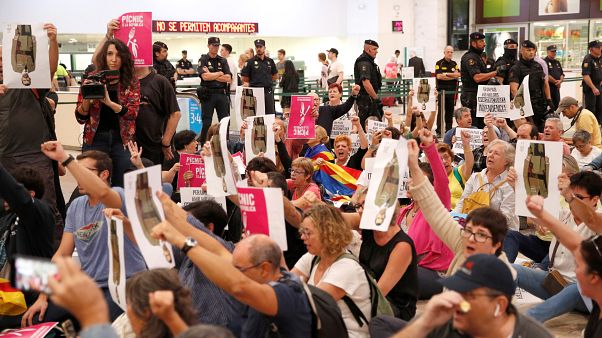 Protesters at Barcelona station demand release of jailed Catalan leaders Protesters at Barcelona station demand release of jailed Catalan leaders